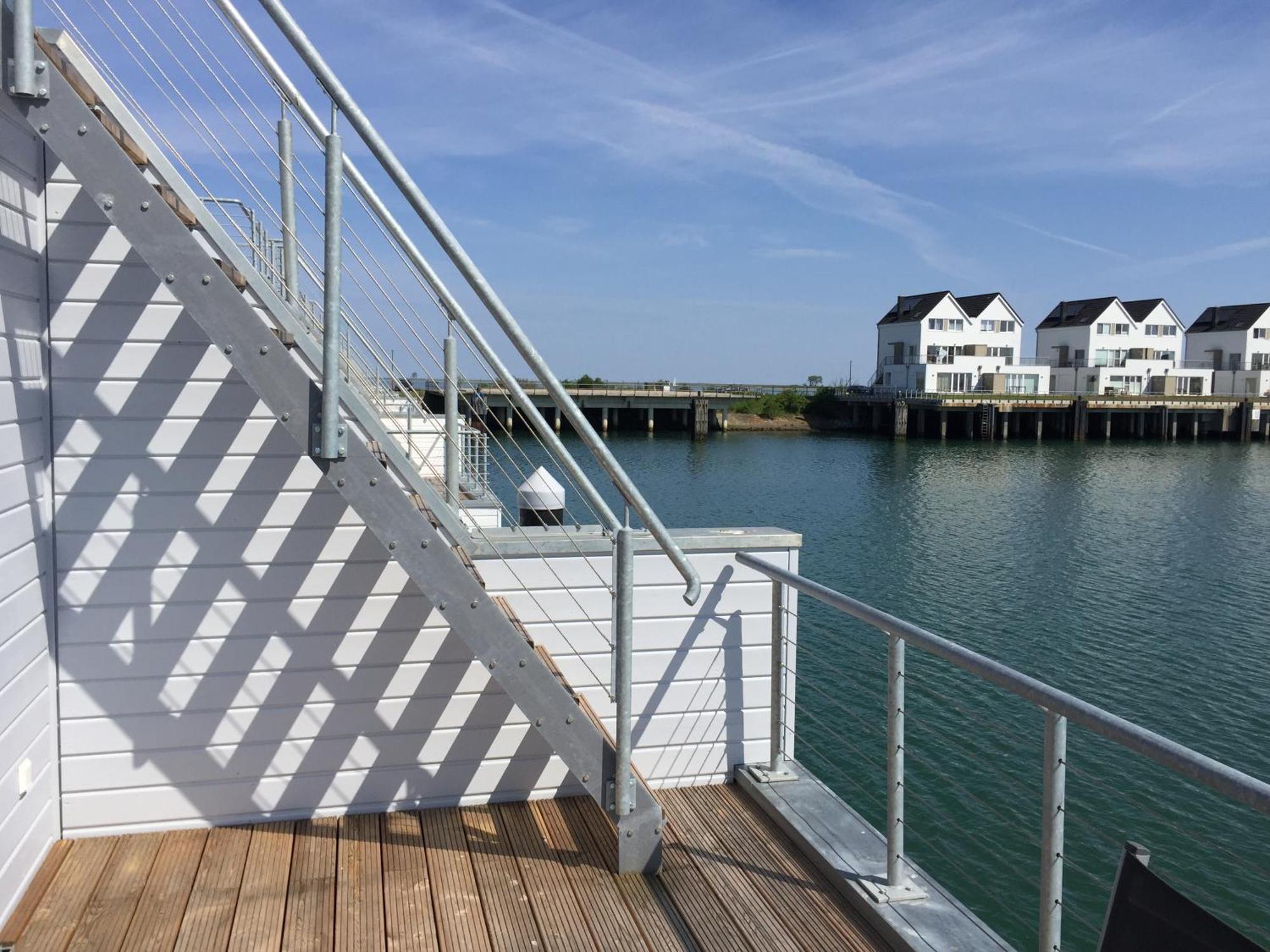 Schwimmendes Ferienhaus Antares One By Seeblick Ferien Oro, Rundum Wasser, Sauna Olpenitz Exterior photo